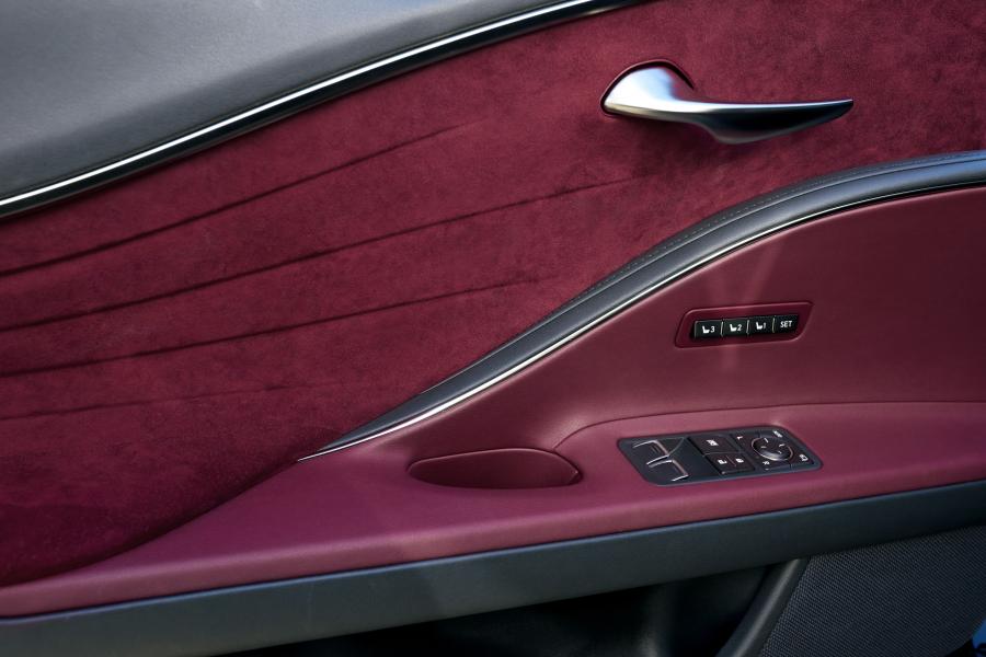Детали интерьера Lexus LC500 2017 года  (NA) (фото 31 из 48)